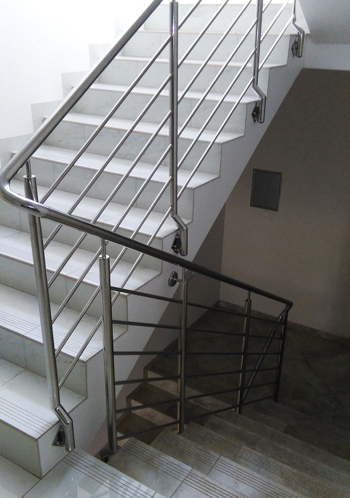 Mẫu cầu thang inox đơn giản đẹp